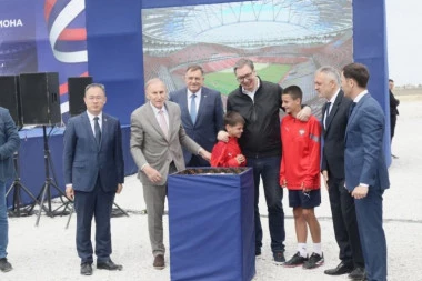 "GRADIMO ZA NAŠE GRAĐANE, ZA NAŠU DECU!" Vučić položio kamen temeljac za izgradnju Nacionalnog stadiona! (FOTO, VIDEO)