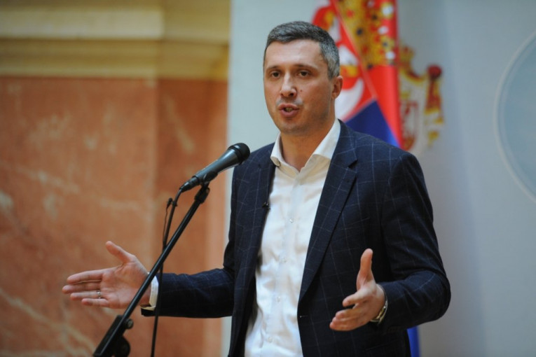 Boško poziva na revoluciju i nove napade: Hoće demonstrante na Vučićevoj konferenciji u Predsedništvu