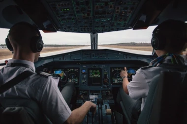 (VIDEO) Zadivio ceo svet: Pilot avionom iscrtao uzdignutu pesnicu za Džordža Flojda!
