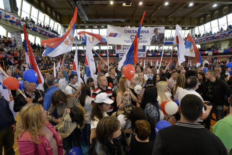 Vrh SNS odlučuje o izborima: U utorak dolazi 7.000 članova u Beograd