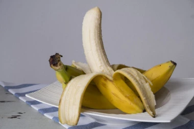 Dan treba započeti bananom i čašom tople vode: Treba ih unositi istovremeno u organizam, a rezultati su neverovatni!