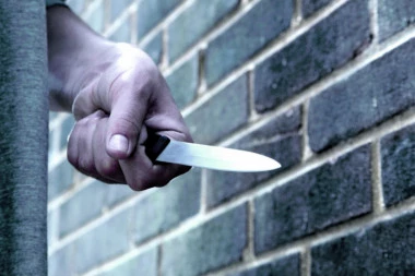 (VIDEO) Objavljen snimak brutalnog napada: Trenutak kada Bosanac nožem nasrće na američku policiju!