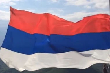 (VIDEO) KUČI NE DAJU SVETINJE: Razvili trobojku od 60 metara iznad Podgorice!