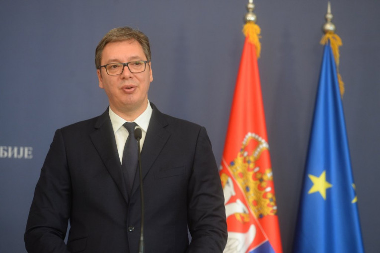 OPOZICIONI MONSTRUMI: Isekli glavu predsedniku Vučiću na predizbornom materijalu
