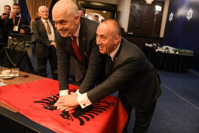 (FOTO) Sramno! Srbiji 100% takse, a oni sklapaju sve prisniju saradnju! Rama i Haradinaj pokazuju "dvoglavog orla"!