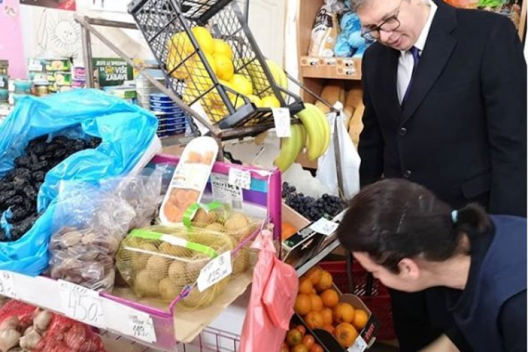 (FOTO) Prodavačica nije mogla da veruje: Vučić kupio jabuke i grickalice u seoskoj prodavnici!