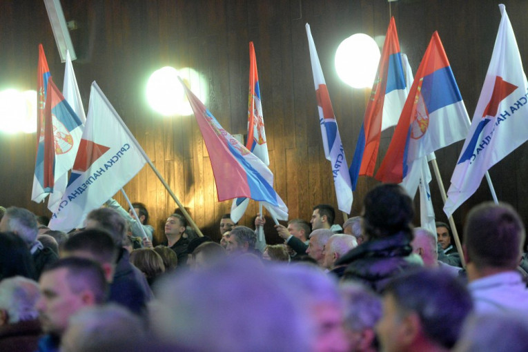 Opozicija ne prestaje sa ispadima: Napadnute prostorije SNS na Voždovcu