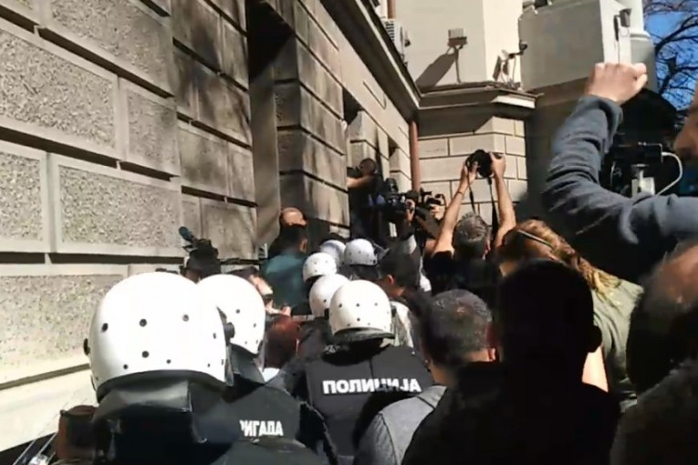 (VIDEO) Đilasovi nasilnici nastavljaju divljanje ispred Predsedništva, oborili zaštitnu ogradu!