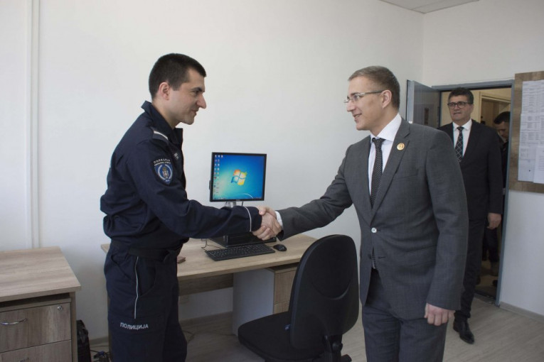 (FOTO) Stefanović posetio nišku policijsku stanicu "Istok"