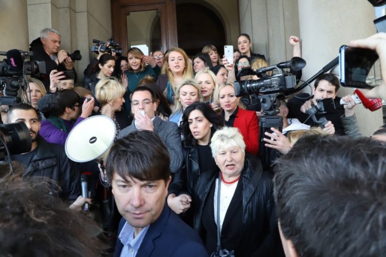 Slika politike SzS: Lideri opozicije predvodili rulju u bezumnom jurišu na Skupštinu grada