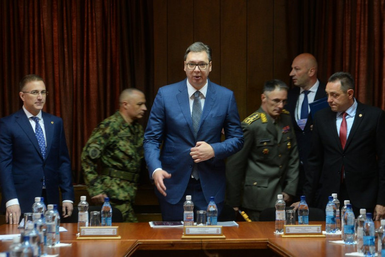 Vučić stigao u Niš: U toku je razgovor sa predstavnicima VS, MUP i resornim ministrima