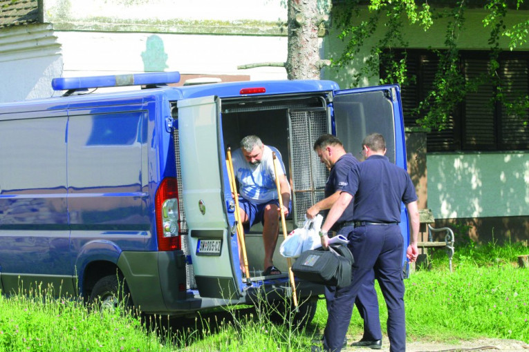 (VIDEO) EKSKLUZIVNO! Miki Đuričić u pratnji policije stigao u porodični dom gde će mu staviti nanogicu!