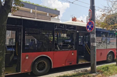 Automobil uleteo u autobusko stajalište, pukom srećom izbegnuta tragedija