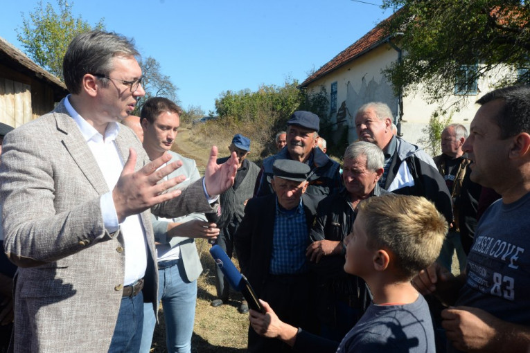 Vučić obišao put Blace i najavio: Za 15 dana svi penzioneri dobijaju po 5.000 dinara