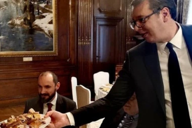 (FOTO) PEČENJE NA SRETENJE: Predsednik Vučić na svečanom ručku nosi posluženje!