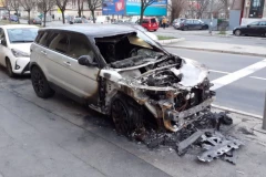 IZGOREO AUTOMOBIL NA PUTU KOD LAĆARKA: Vatrogasci brzo reagovali, oštećen i deo novog asfalta