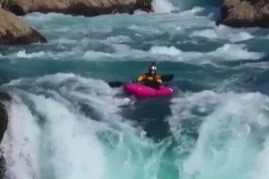(VIDEO) Kajakaš preživeo vodopad visok 40 metara!