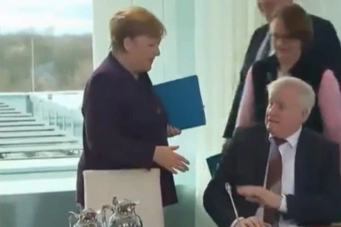 (VIDEO) ODUVAO MERKELOVU! Nemački ministar odbio da se rukuje sa kancelarkom zbog koronavirusa!
