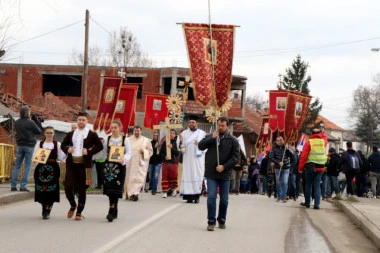 (FOTO) ĆUPRIJA NE DA SVETINJE: Moleban i litije podrške SPC u Crnoj Gori!
