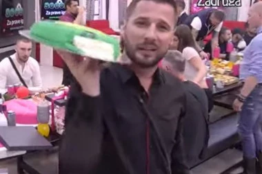 (VIDEO) Marko popi*deo zbog Lune i Slobe: Bacio tortu sa ŠOK porukom od njihovih fanova u smeće, Đoganijeva mu žestoko odbrusila!