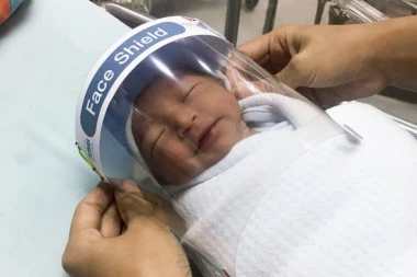 Kao mali kosmonauti: Zaštitni viziri na glavicama beba koje se čuvaju od koronavirusa