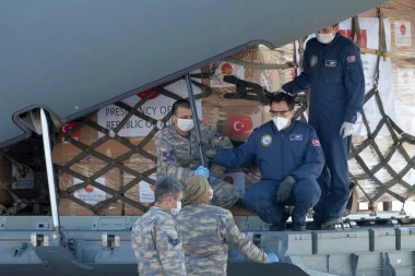 (FOTO) U Beograd sleteo avion sa medicinskom pomoći iz Turske!