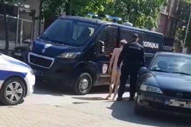 (VIDEO) Ludilo: Srpska policija privodi potpuno golog čoveka na ulici!