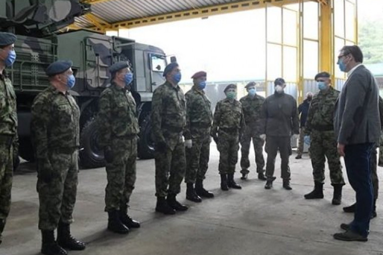 (FOTO) Vučić obišao pripadnike 250. raketne brigade: Danas sam posebno ponosan!