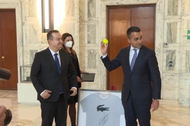 (FOTO) Dačić poklonio Di Maju majicu i lopticu sa potpisom Đokovića