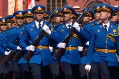 (VIDEO) Srpski gardisti oduševili Putina: pogledajte kako marširaju crvenim trgom