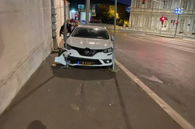 (FOTO) Pogrešna procena! Urnebesno parkiranje diplomate u Beogradu: Mislio je da će proći, a onda je pošlo po zlu!