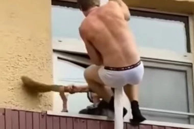 (VIDEO) Urnebesan snimak: Muž zatekao švalera sa ženom, pa ga golog poterao preko terase