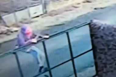 (VIDEO) MALOLETNIK IZ LESKOVCA IZA REŠETAKA: Bejzbolkom pretio komšiji, nožem nasrnuo na policajca!