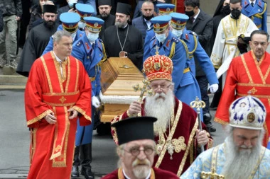 Kovčeg sa patrijarhom Irinejom iz Patrijaršije prenet u Sabornu crkvu: Održava se kratki pomen