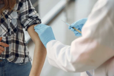ISTRAŽIVANJE KOJE OHRABRUJE: Amerikanci tvrde da onaj ko se vakciniše, 100 ODSTO NEĆE UMRETI