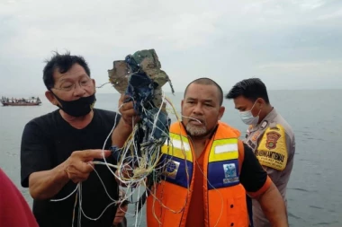 SADA JE I ZVANIČNO: Ministar potvrdio, avion se srušio u zalivu kod Džakarte!