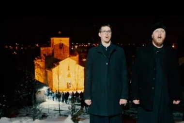 (VIDEO) "Onamo namo, za brda ona!" Sveštenici čuvenom pesmom ušli u novu godinu! Pogledajte taj SVEČANI TRENUTAK
