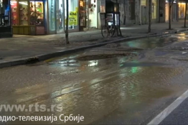POTROŠAČI BEZ VODE, LINIJE PREVOZA IZMENJENE: Pukla vodovodna cev i otvorila se rupa kod Beograđanke, propao autobus!