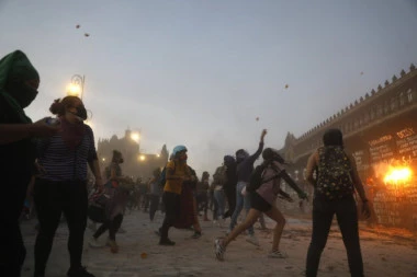 (FOTO, VIDEO) PALA KRV NA DAN ŽENA! Na protestima zapaljene 62 policajke, povređeno je i 19 civila, a grad rušen kamenicama