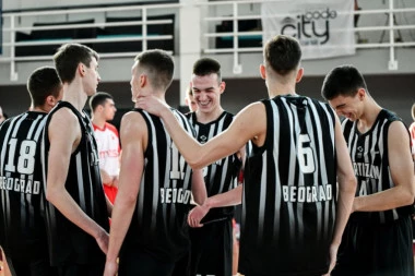 (VIDEO) U STILU KECMANA: Mladi košarkaš Partizana POSTIGAO trojku preko celog terena!