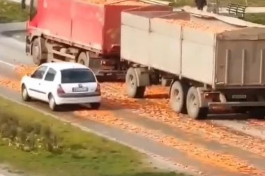 (VIDEO) ULICA ŠARGAREPA: Gomila povrća se prosula iz kamiona, ceo Bulevar narandžast!