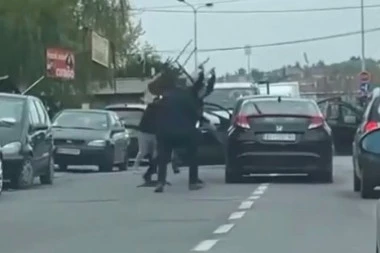 (VIDEO) KAKVO LEMANJE U CENTRU ŽARKOVA! Muškarci se potukli u saobraćaju: Letele stolice, radile palice - ne zna se ko koga ŠIBA
