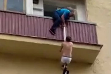 (HIT VIDEO) LJUDI MIRNO ČEKALI U REDU ZA VAKCINU A ONDA ŠOK! Švaler niz čaršave preko balkona pobegao od muža: Radila i MOTKA!