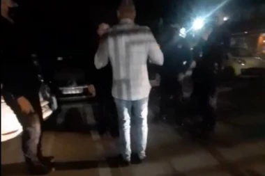 (VIDEO) NOVI SNIMAK ČEDINOG DIVLJANJA: Šutirao automobile, policija ga drži!