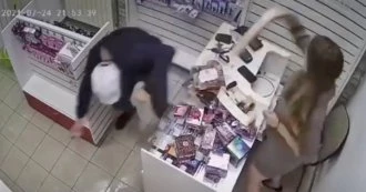 DILDOM PO GLAVI! Prodavačica istukla lopova koji je pokušao da je opljačka (VIDEO)