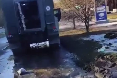 ŽESTOKA BORBA U KIJEVU! UKRAJINCI RAZBILI RUSKI KONVOJ: Vojnici u panici ostavili oružje i kompletnu opremu (VIDEO)