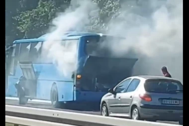 Izgoreo autobus na Tošinom bunaru! Policajci sprečili KATASTROFU! (VIDEO)