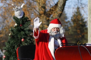 NIJE ZNAO NI KAKO SE ZOVE: Pijani Deda Mraz dostavljao poklone, pa se autom zakucao u kuću!