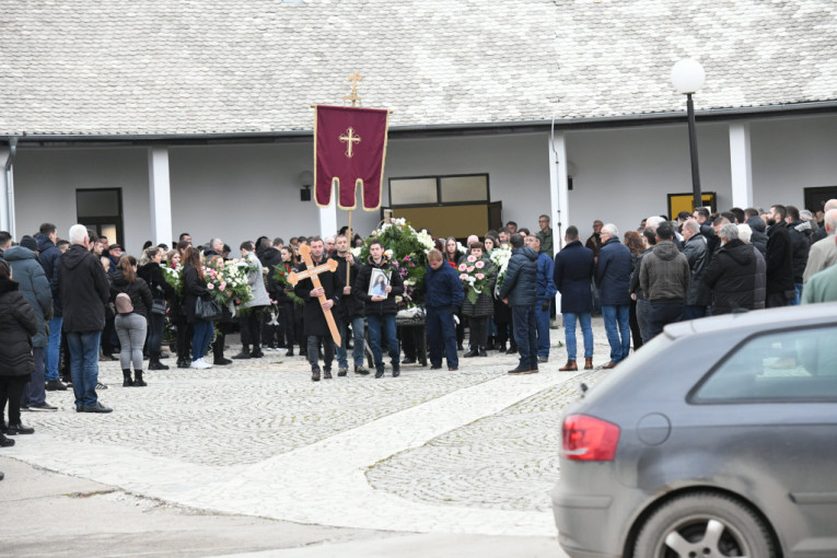 Potresno Reka Ljudi Ispratila Ivanu Na Ve Ni Po Inak Sahranjena U