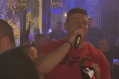 OVAKO IZGLEDA KAD SLOBA SLAVI ROĐENJE SINA! Radanović se latio mikrofona, pa zapevao prijateljima sa Kosova - OVU pesmu je posvetio nasledniku! (VIDEO)